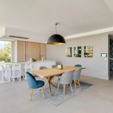 Luxurious Architectural Cassis