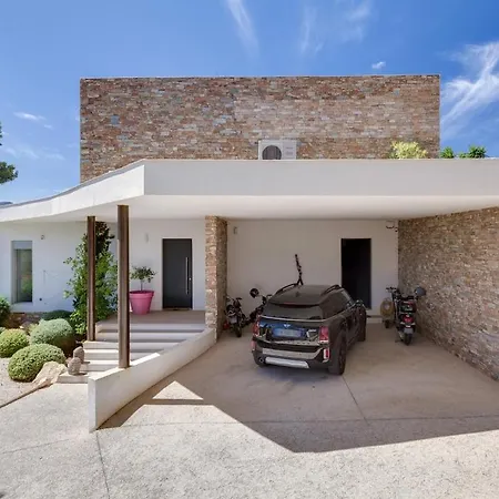 Luxurious Architectural Villa *