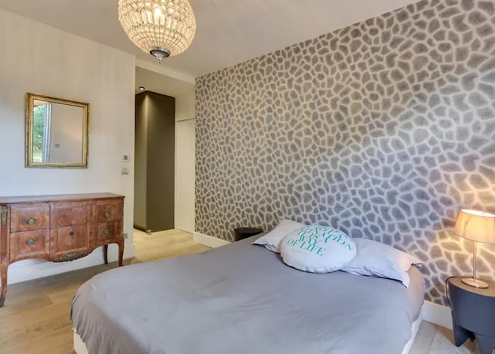 Luxurious Architectural Cassis