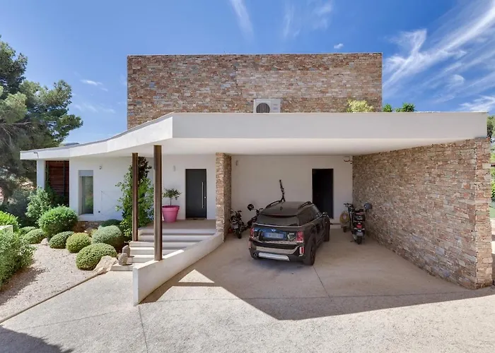 Luxurious Architectural Villa *